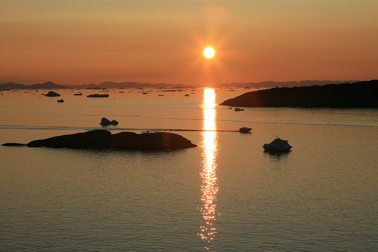 Midnatt över Ilulissat (solen står dock som lägst vid ca 0140)