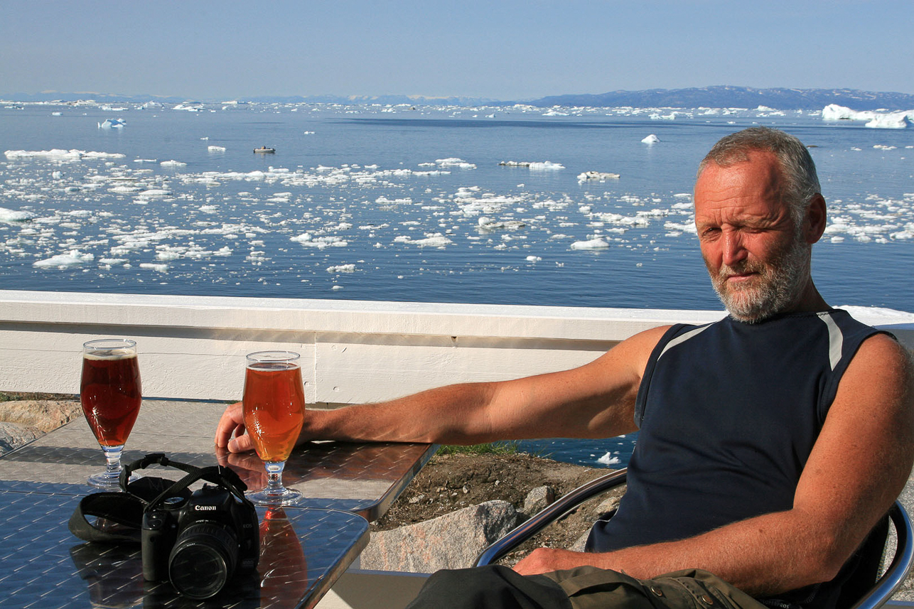 På hotell Icefjord finns ett mikrobryggeri med två sorters öl (kråkbär och kvanne), nja tycker Jan och Mats.