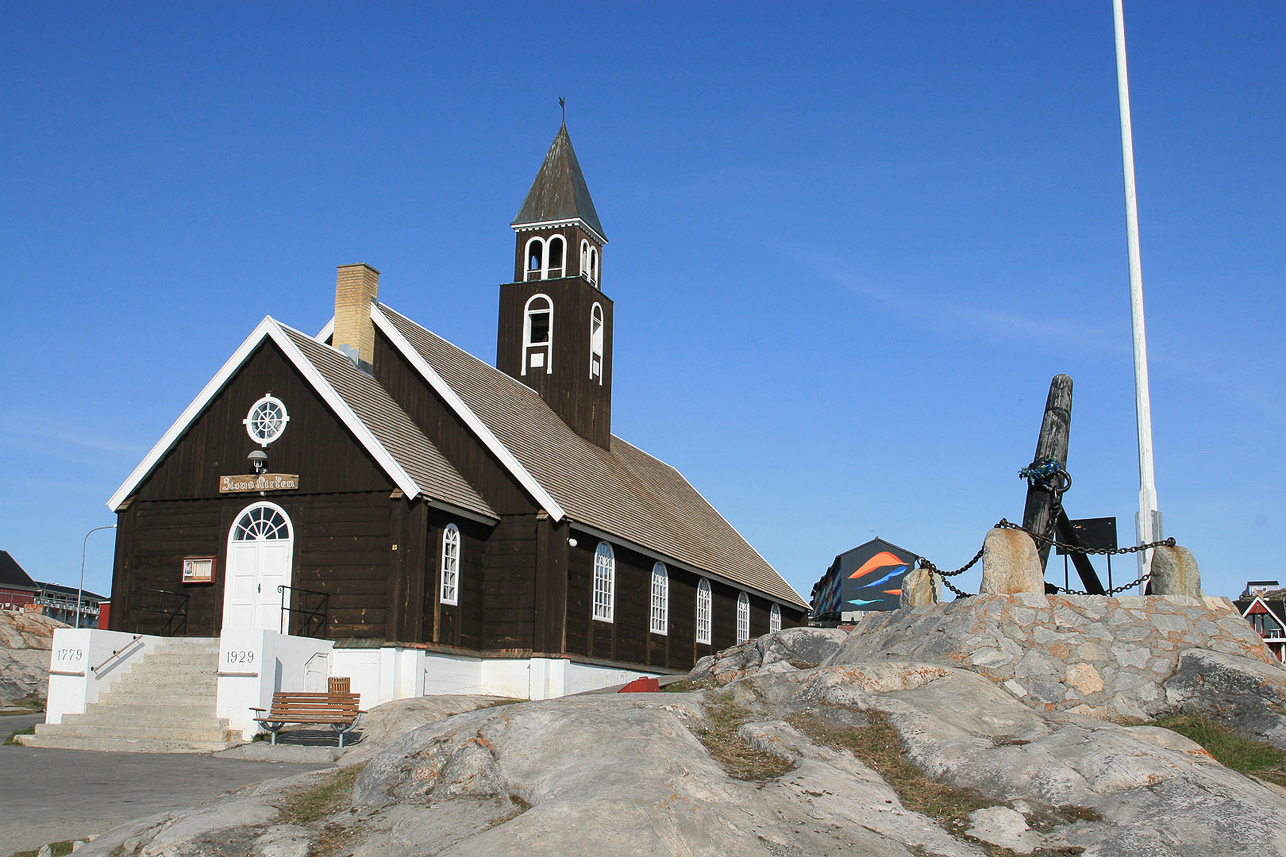 Kyrkan, som flyttats upp en bit från stranden