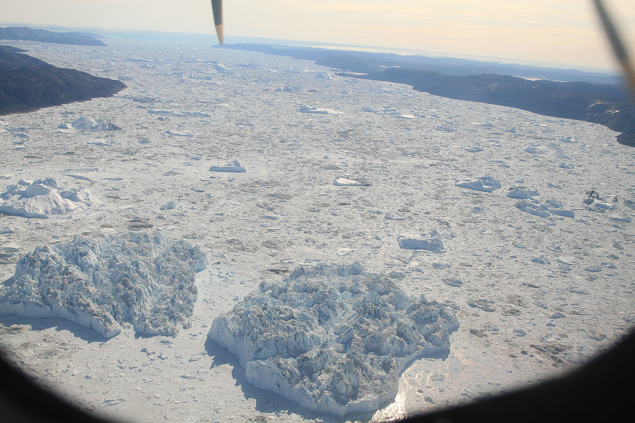 Utsikt över isfjorden från luften (glaciären ca 5 mil in)