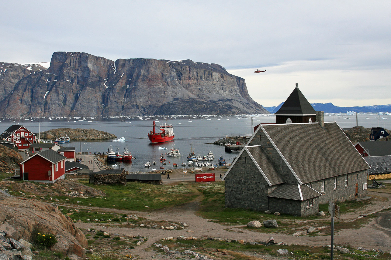 Inflygning till Uummannaq med Storön i bakgrunden