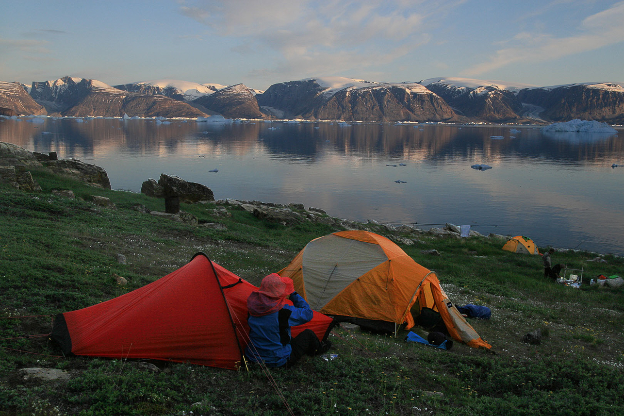 Midnatt med solbelysta berg (2000 meter höga) på Nussuaqhalvön 2 mil bort