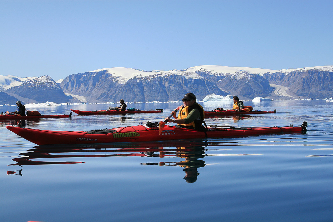 Österut med Nussuaqhalvöns berg på andra sidan fjorden