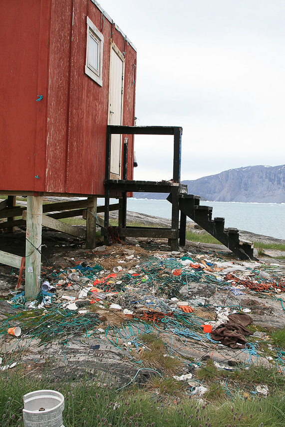 Modern köckenmödding. Skräpet från boden slängs ut genom fönstret (Kampanjen "Håll Grönland rent" skulle behövas)