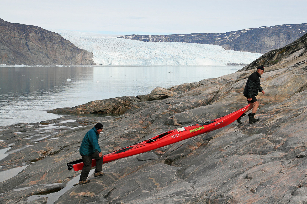 Kajaker bärs långt upp p.g.a. tidvatten och ev. tsunamivåg när glaciären kalvar