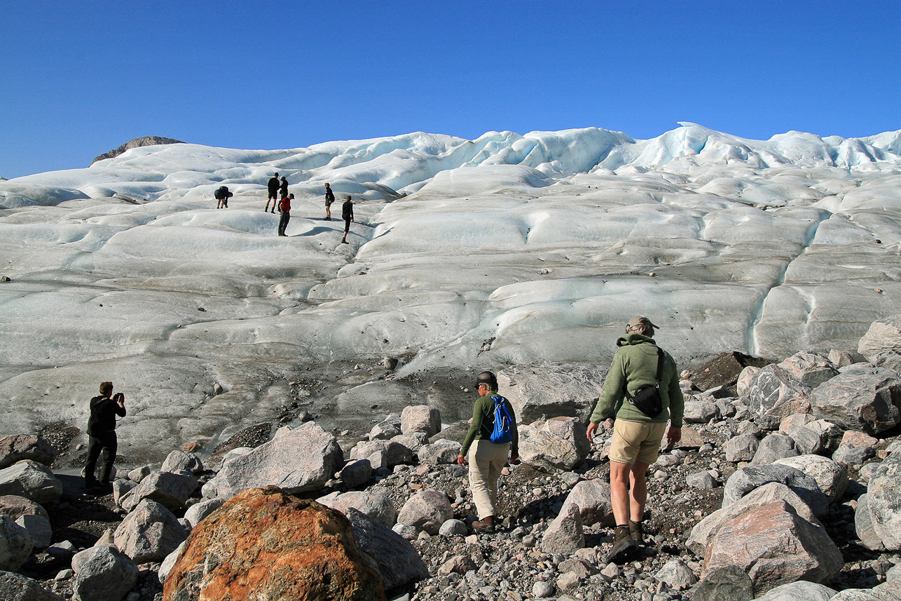 Upp på glaciären en bit från sidomoränen