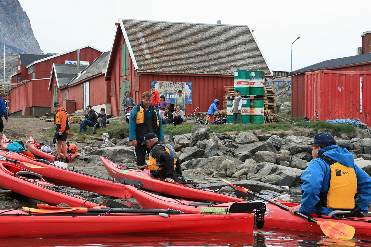 Ilandstigning i hamnen, med publik