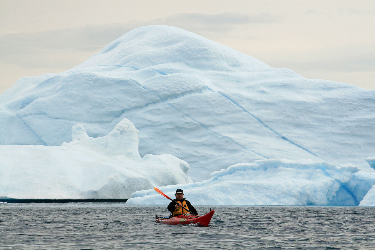 En sista paddling bland de stora isbergen från den Store Gletscher