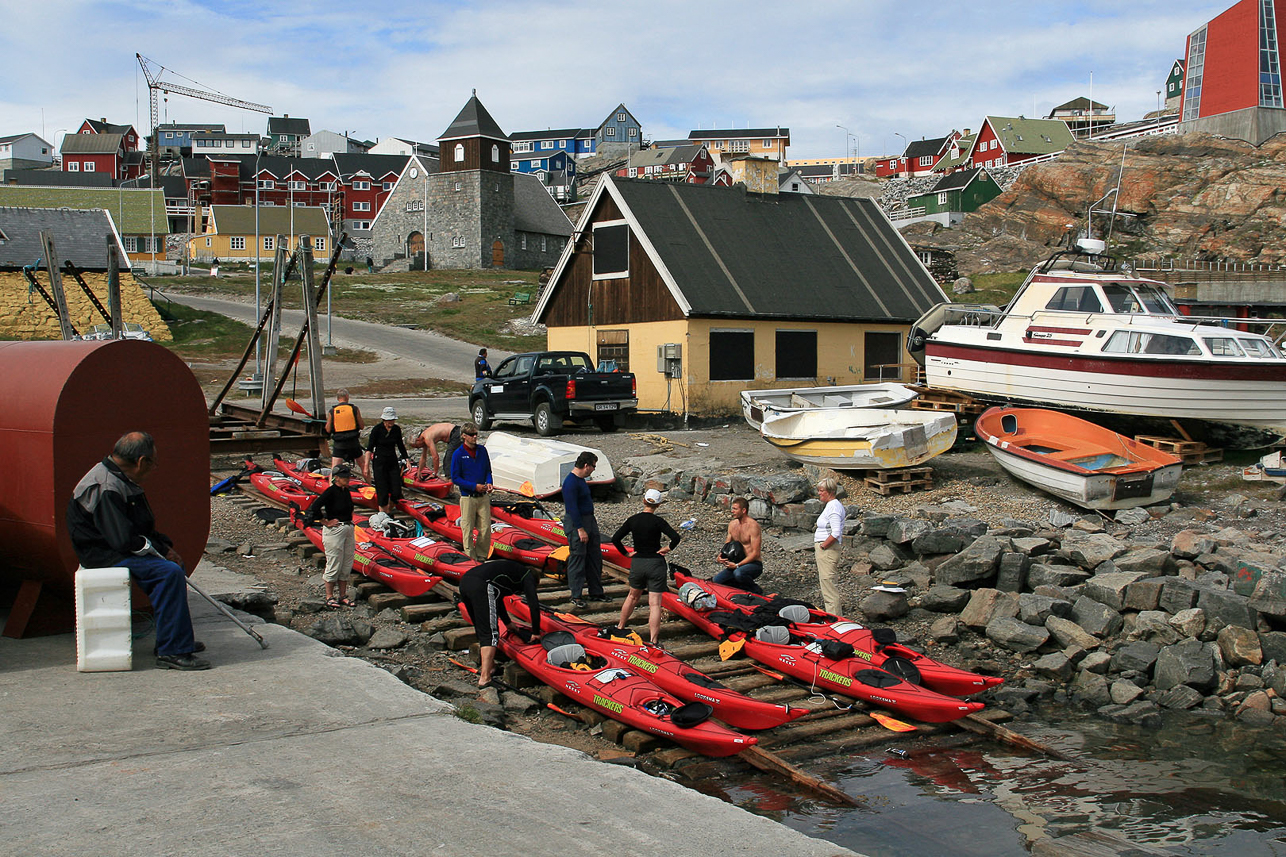 Packning av kajaker i hamnen