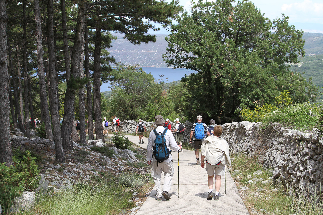 Walking down towards Valun.