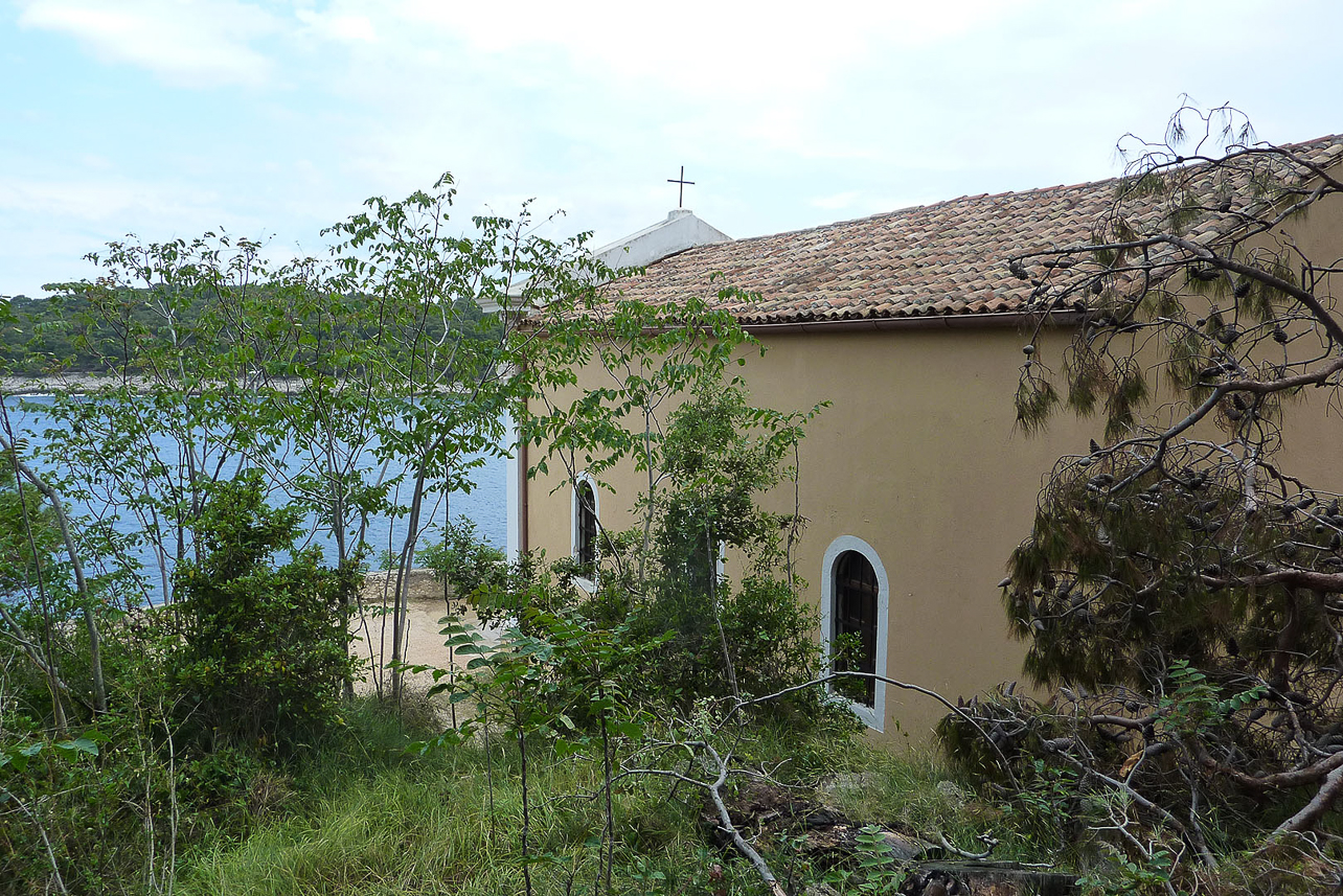 Small church at Cikat bay on our walk around Mali Losinj.