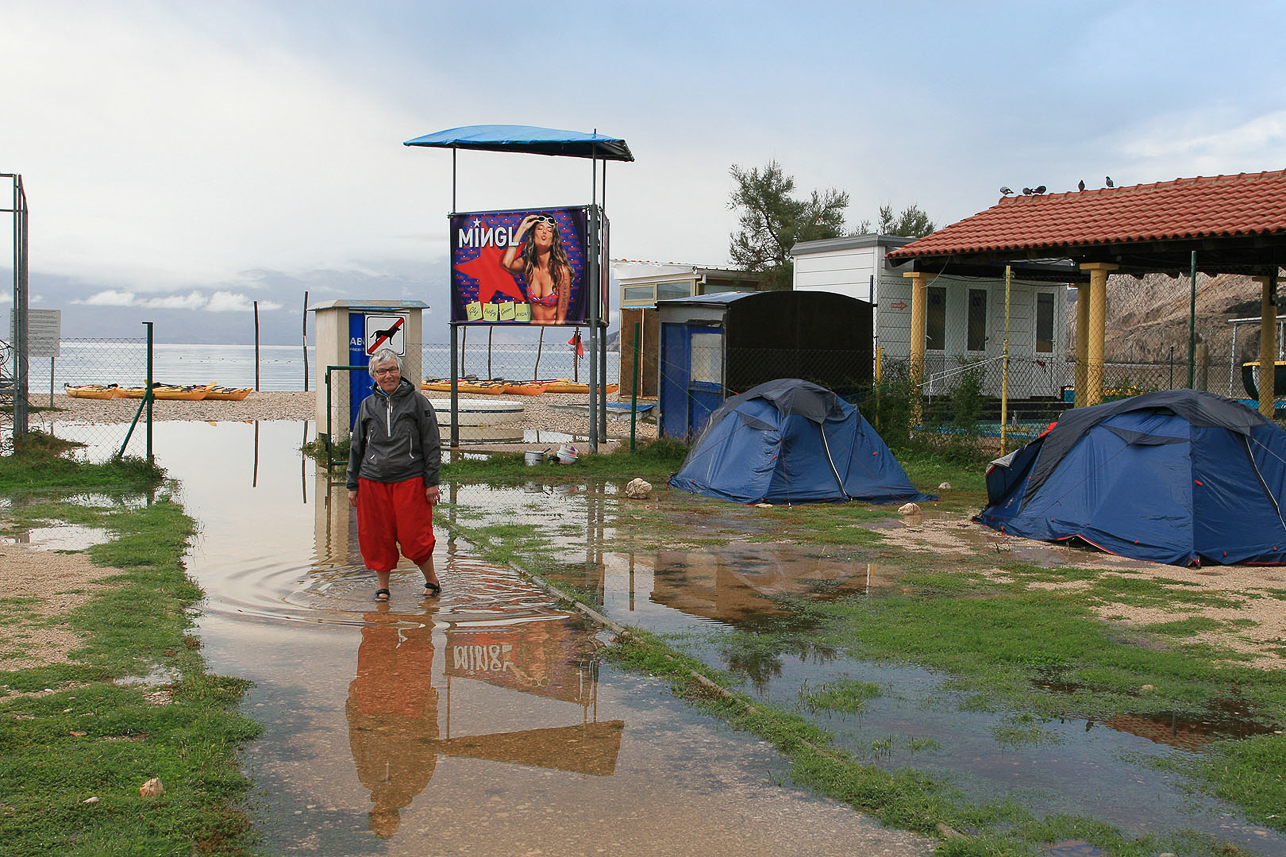 Heavy rain and magnificient thunderstorms during the night. 5 cm water in some tents. Many things became wet.