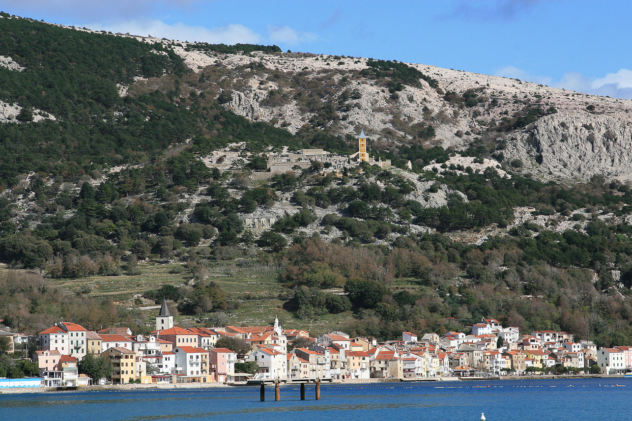 Leaving the town of Baska.