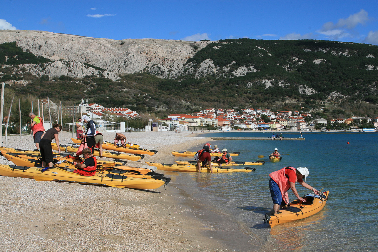 Leaving the town of Baska.