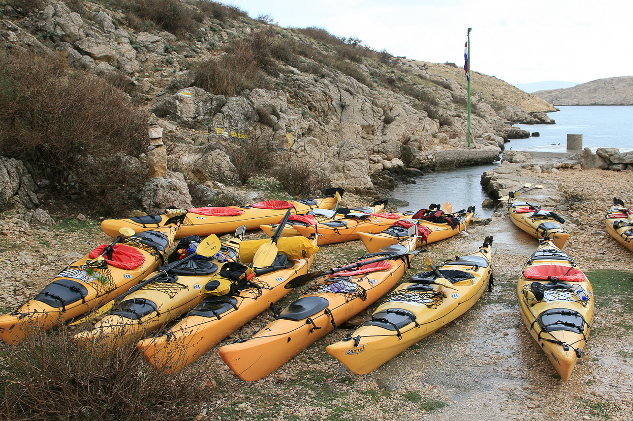 Lunch break in the rain, and some thunderstorm, at the southern side of Krk (Rt Bracol).