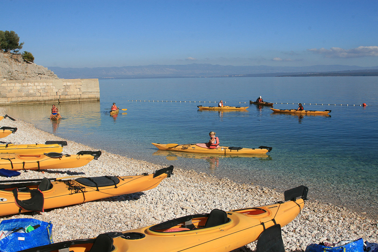 Some kayaks go for an extra tour of some hours.