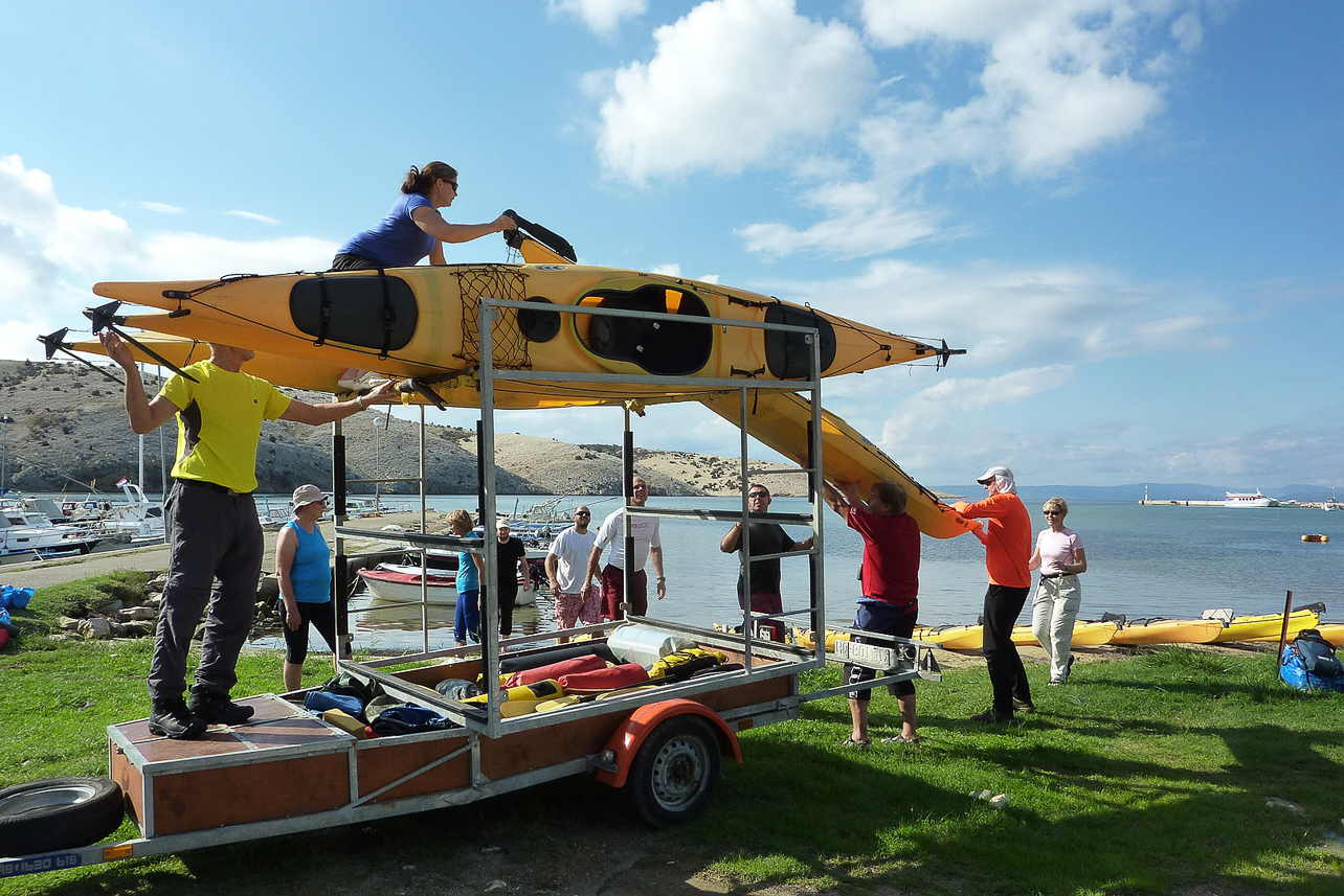 Unloading the kayaks at Lopar.