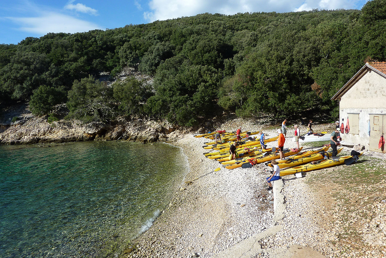 Sheltered bay at the southwest side of Plavnik.