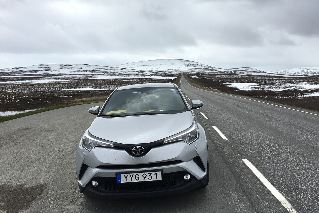 Crossing the peninsula from Alta to Nordkap, new snow has fallen