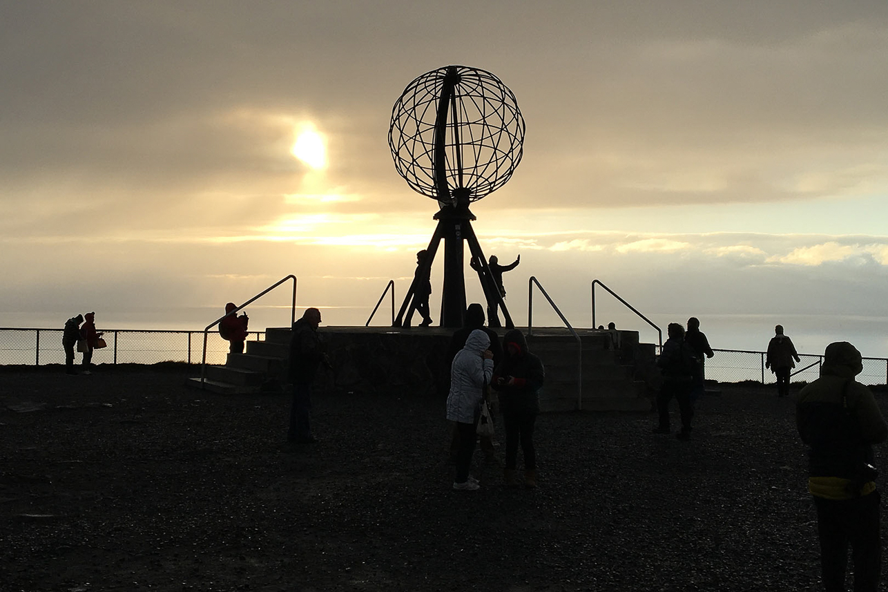 The Globe at 2220, many people here (the road had been closed the last day due to snow)