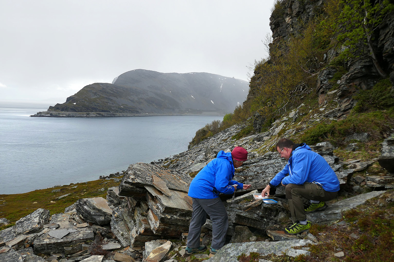 Meeting a German geoacacher, searching for a geocache at the Porsanger fjord