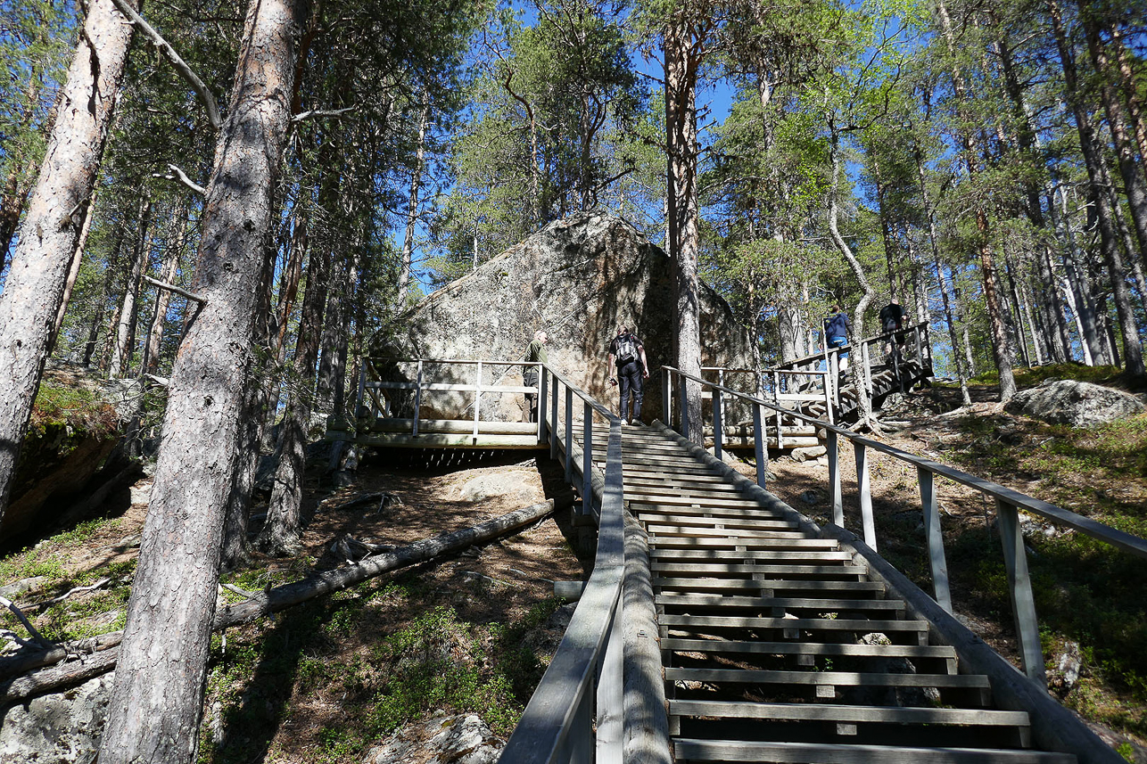 Karhunpesäkvi rock along the road