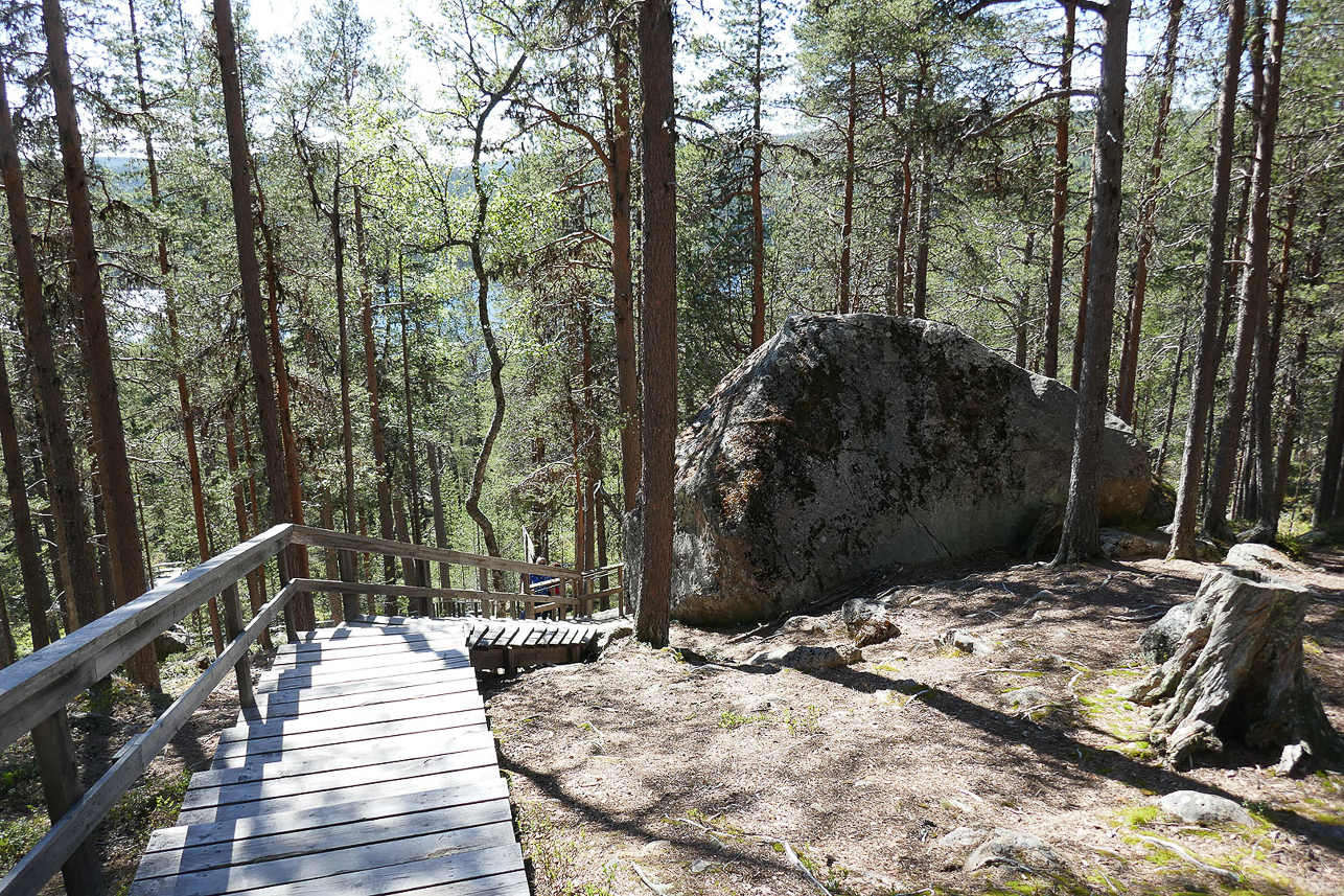 Karhunpesäkivi  boulder from above