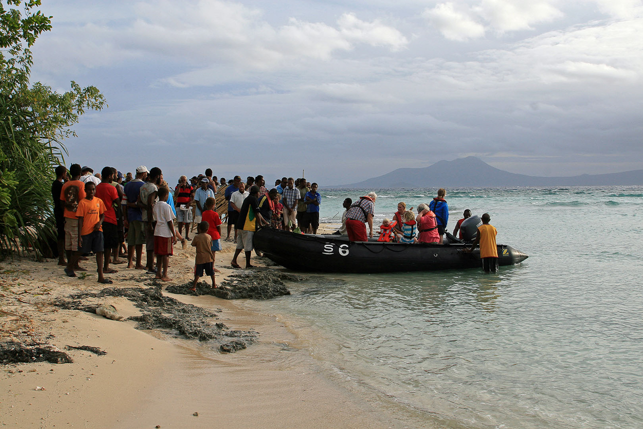 Time to leave, going out in the waves, 5 km to the ship