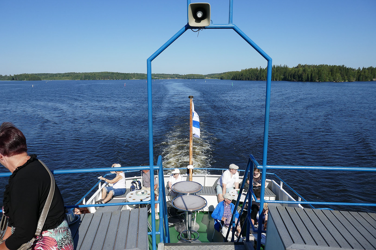 Passing lake Nuijamaanjärvi, crossing the border to Russia