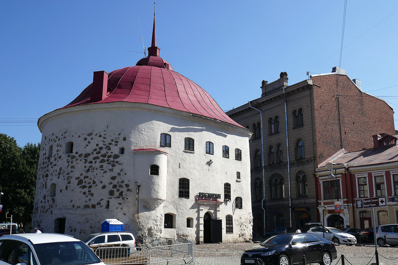 Round Tower, built between 1547-1550 by the order of the Swedish king Gustav Vasa. Former town hall, now a restaurant.