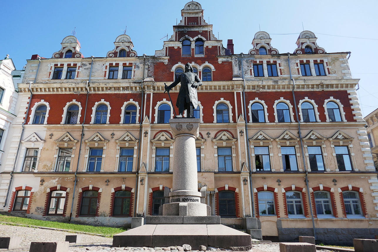 The Old Town Hall and statue of Torkel Knutson (Ruler of Sweden, conquered parts of Karelia and founded Vyborg in 1293)