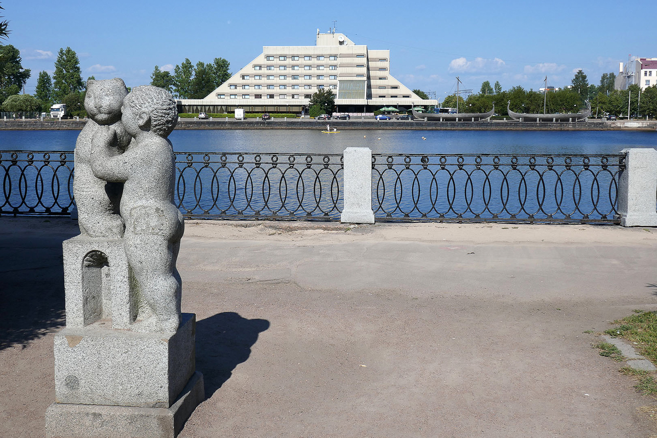 Statue and hotel Druzhba