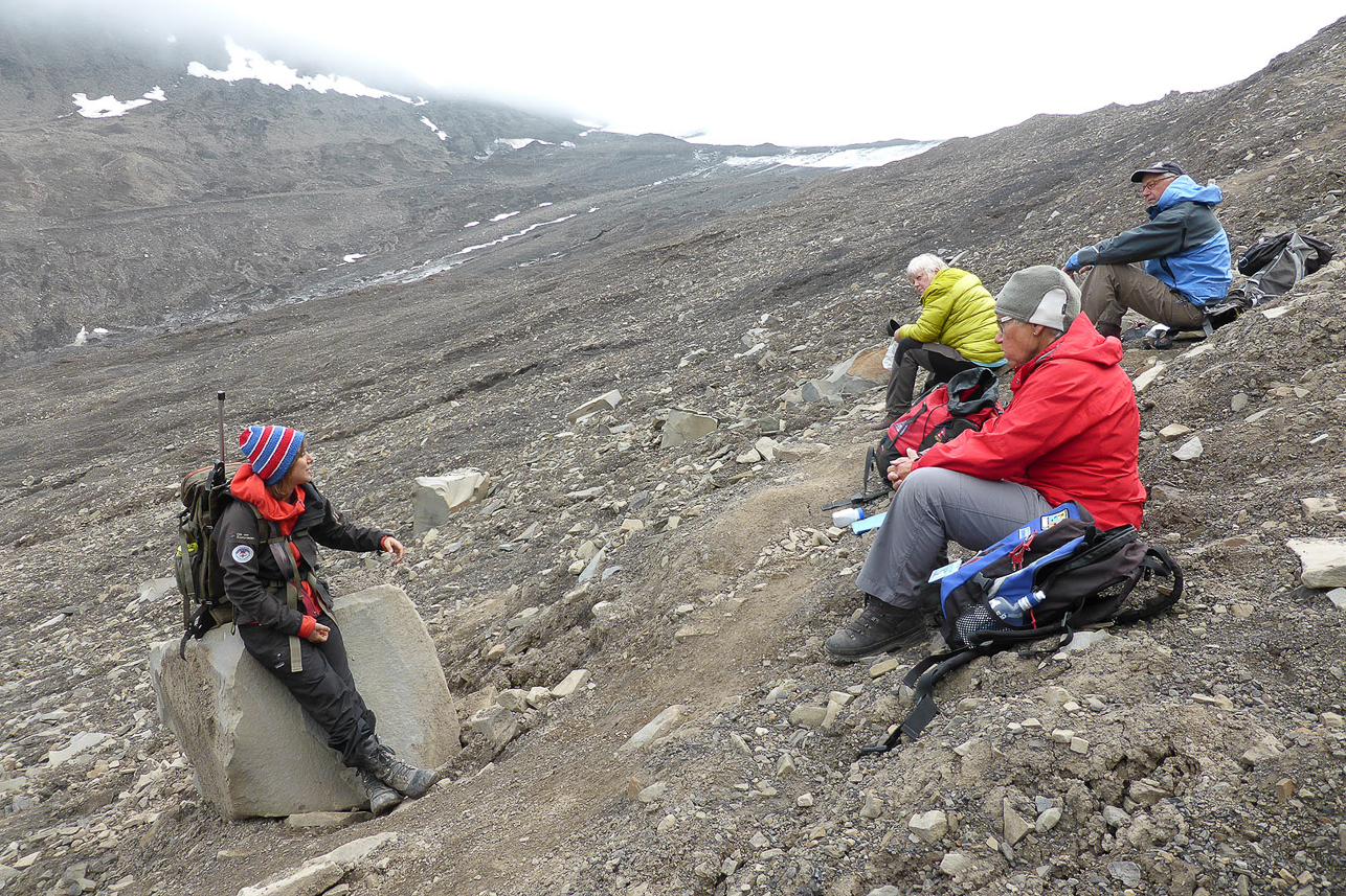 Climbing the mountain of Sarkofagen, around 520 m, from the eastern side.