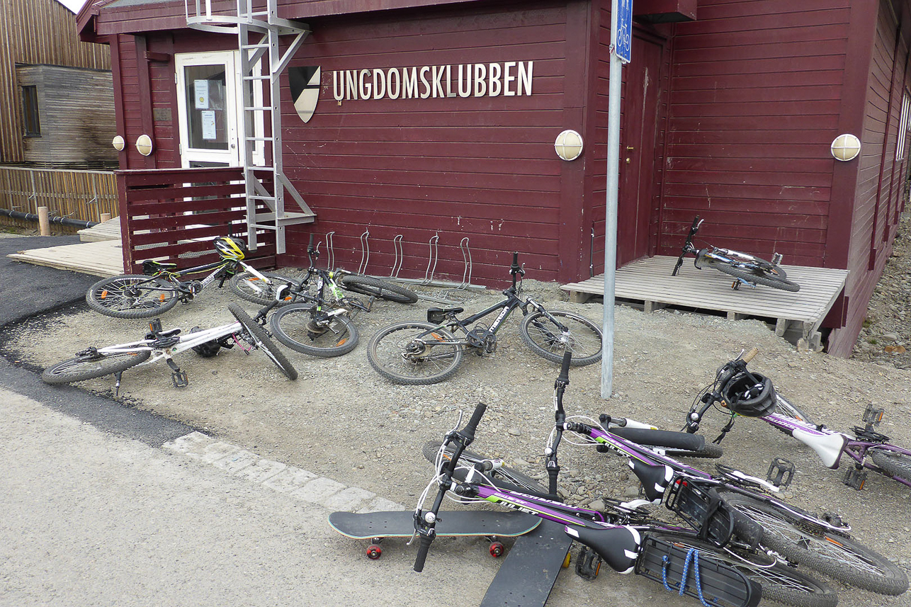 Youngster behaviour at the "Youth club", not using any bicycle stand.