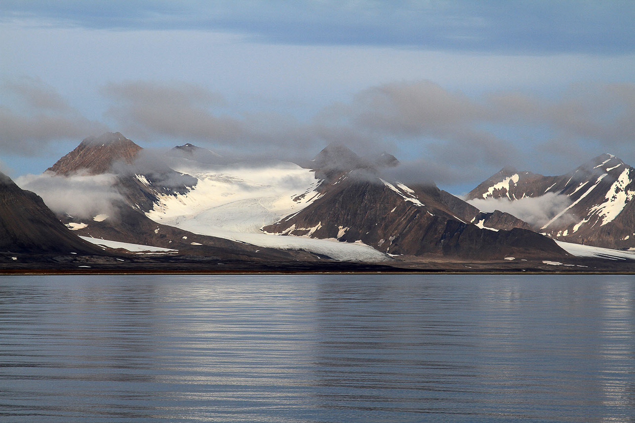 Along Isfjorden into Forlandsundet.