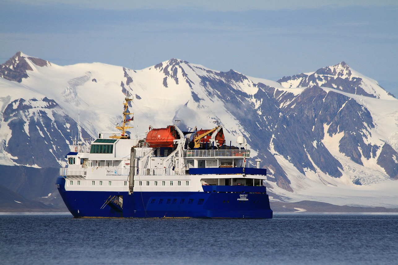 Leaving Poolepynten, Oscar II land in background.