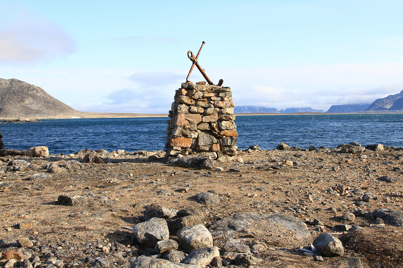 Andrée monument on Danskön (Danish Island)