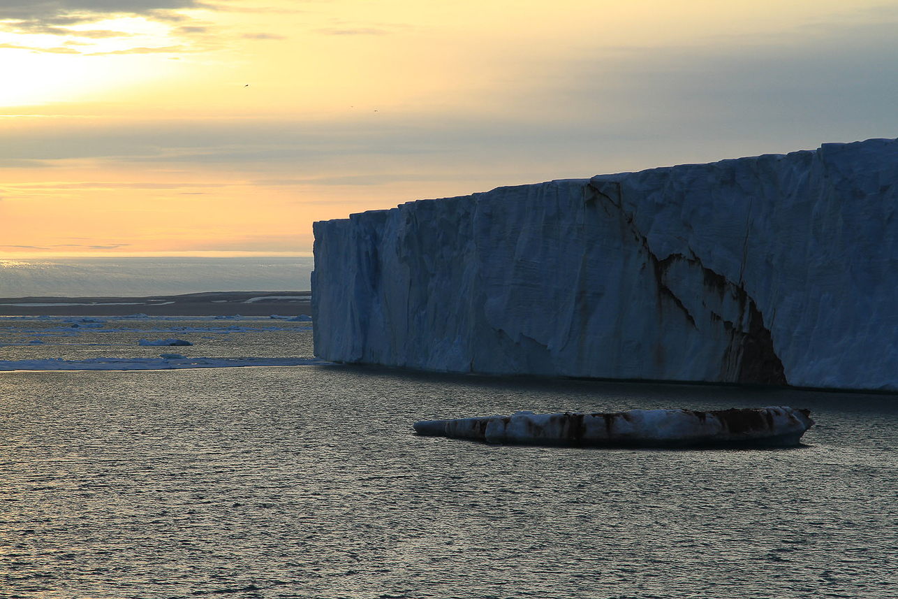 Bråsvellbreen at sunset.