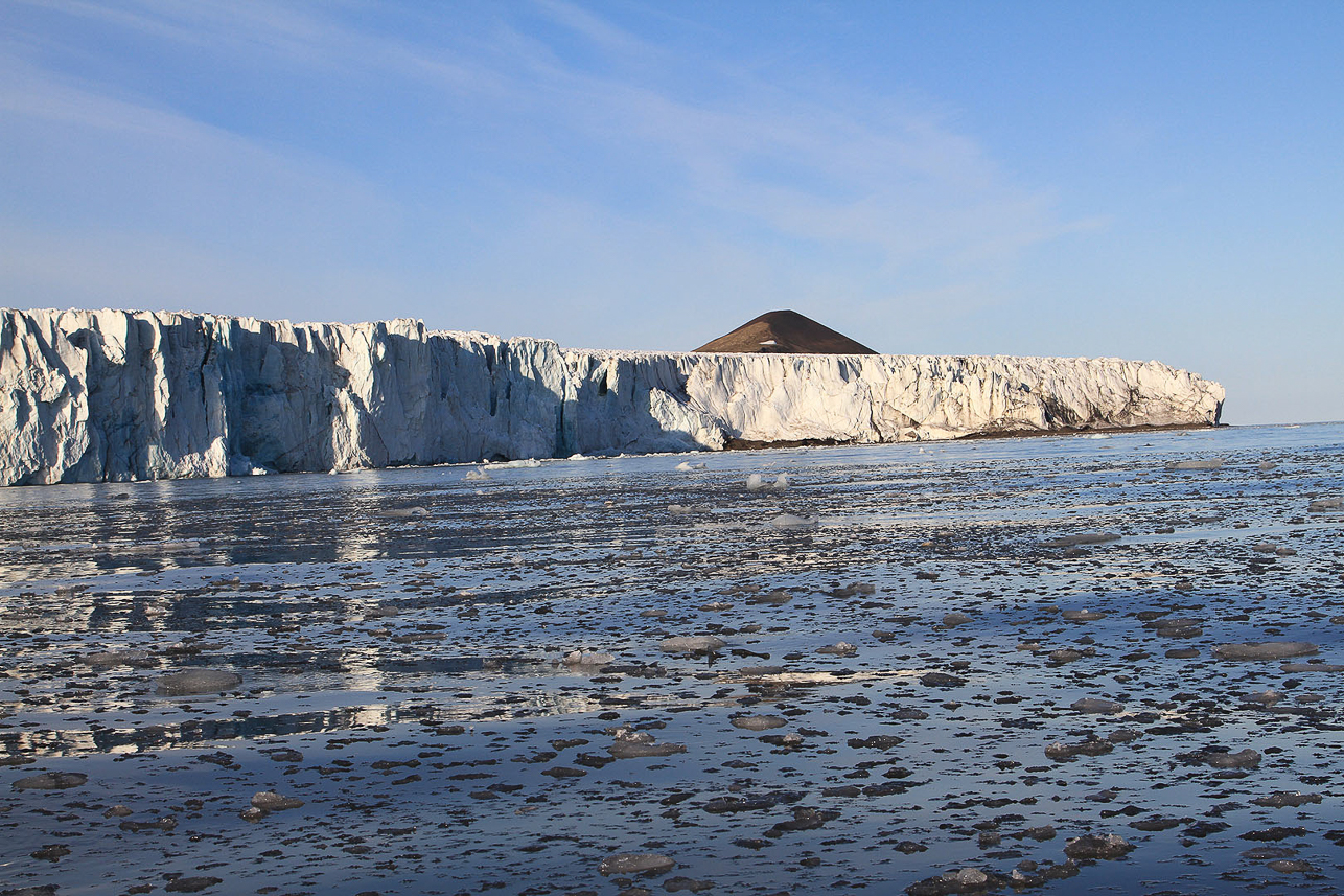 Zodiac cruise along the glacier at Isbukta.