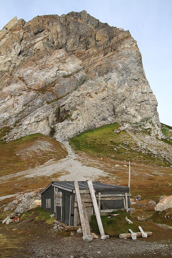 Hut, well closed.