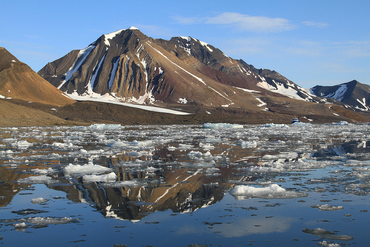 Austre Burgerbukta with nice mirroring.