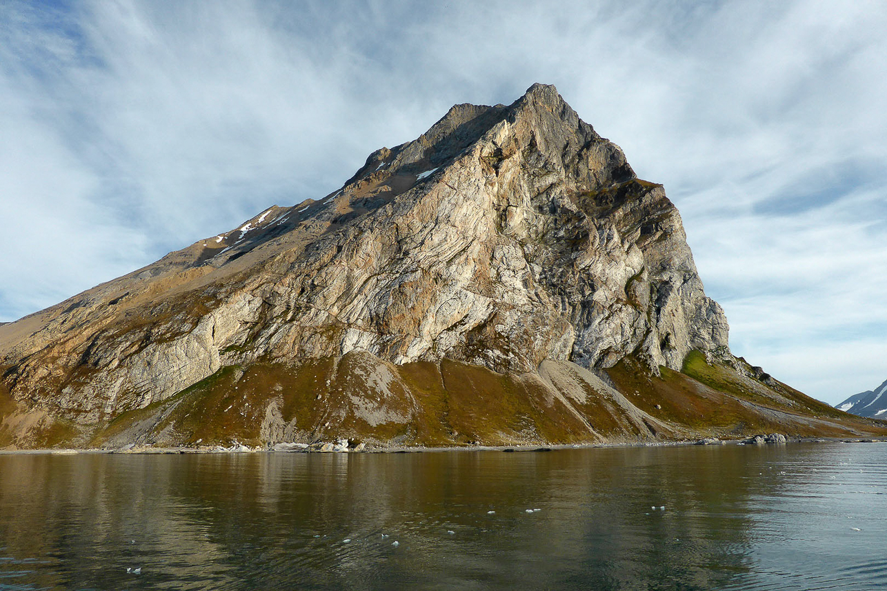 Gnålberget mountain with birds in Hornsund.