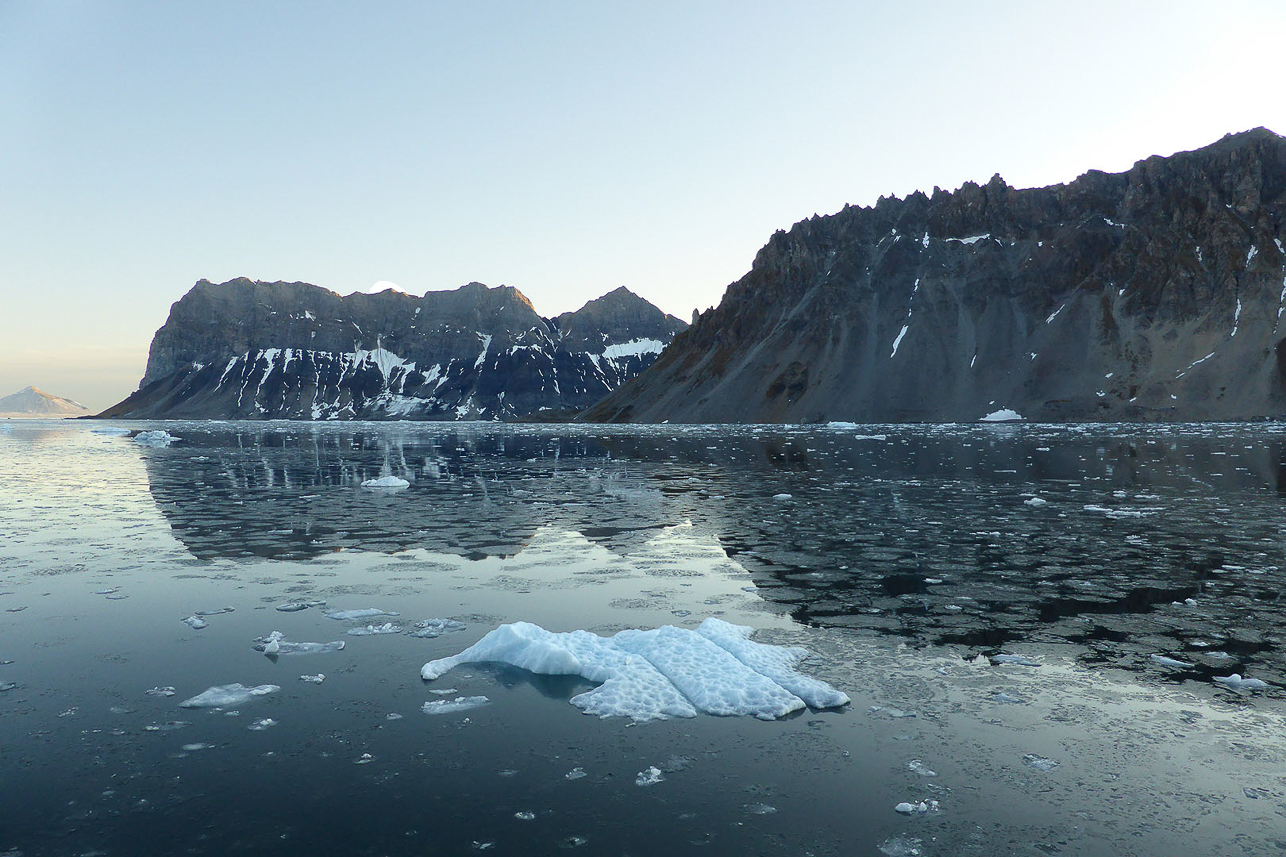 Författarskaret and Gnålberget in evening light, with water starting to freeze.